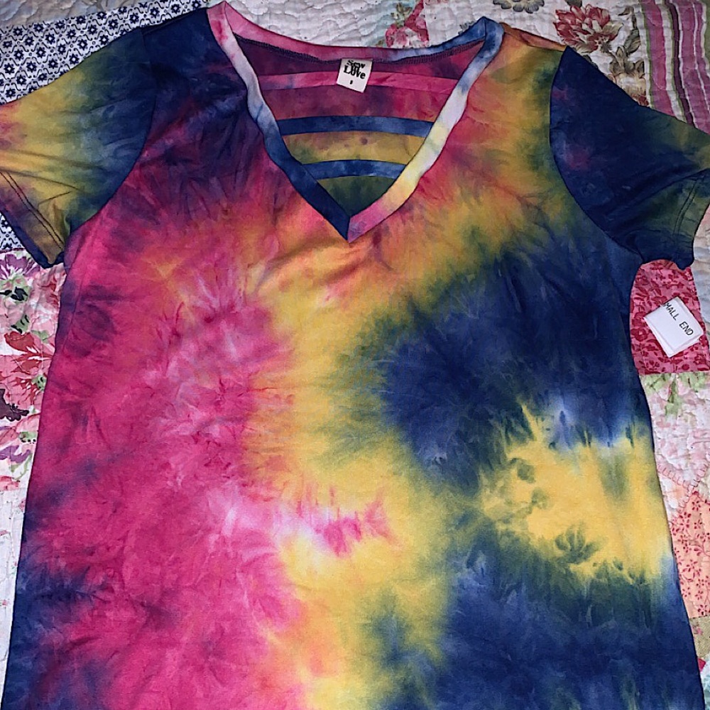 Size SMALL tie dye boutique shirt! 💕